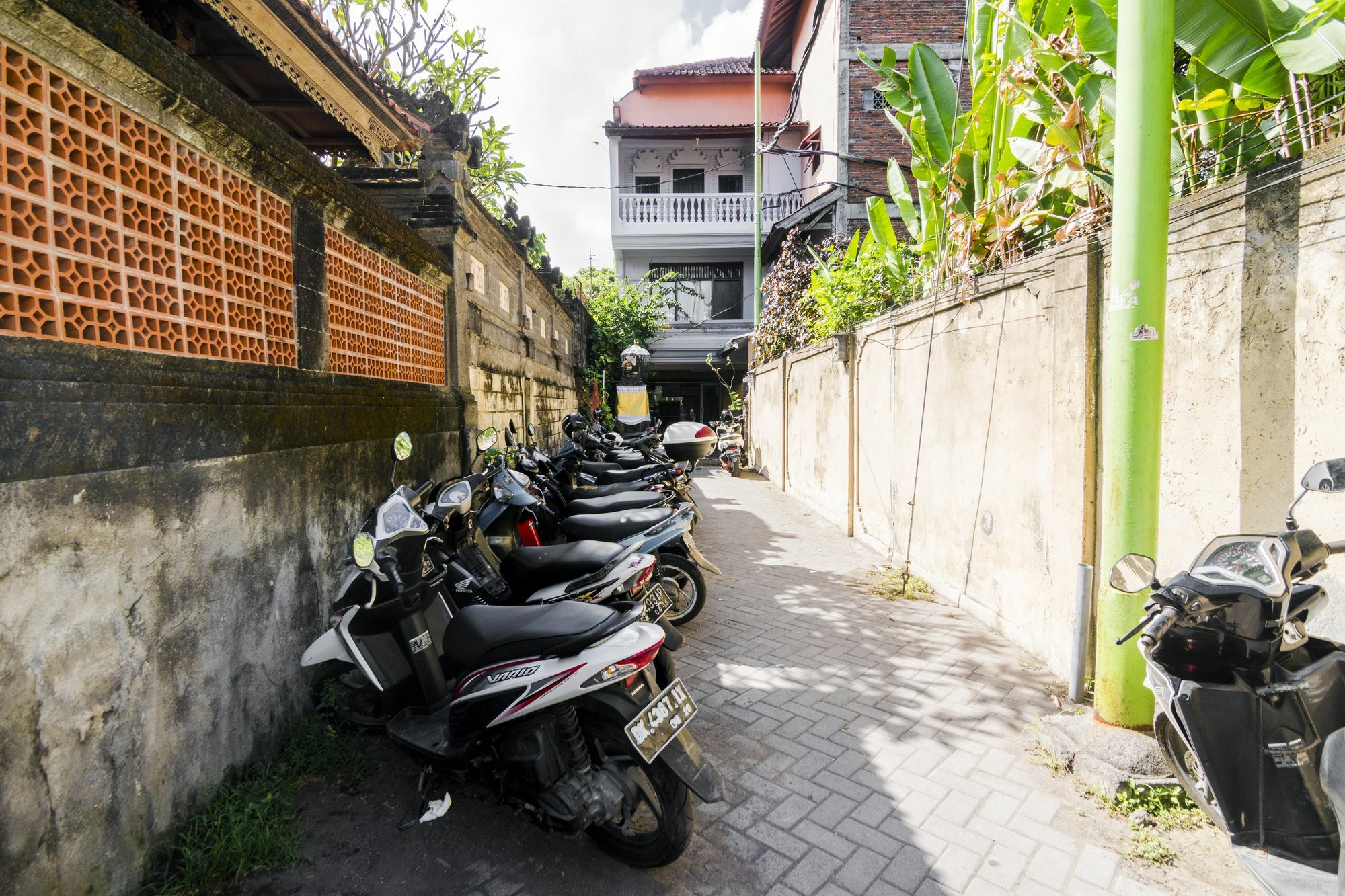 Hotel Reddoorz @ Poppies Lane 1 Kuta Lombok Exterior foto